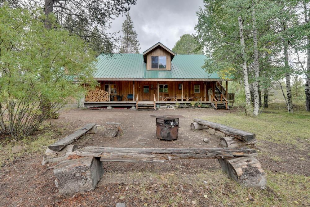 Pet-Friendly House with Deck Near Crater Lake!